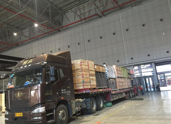 装好的车辆，准备出发送货到目的地