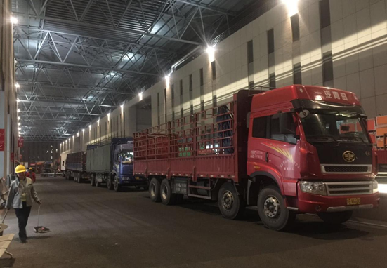 撤展排队的车辆