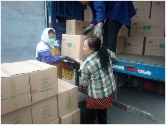 正在装鸡蛋上车